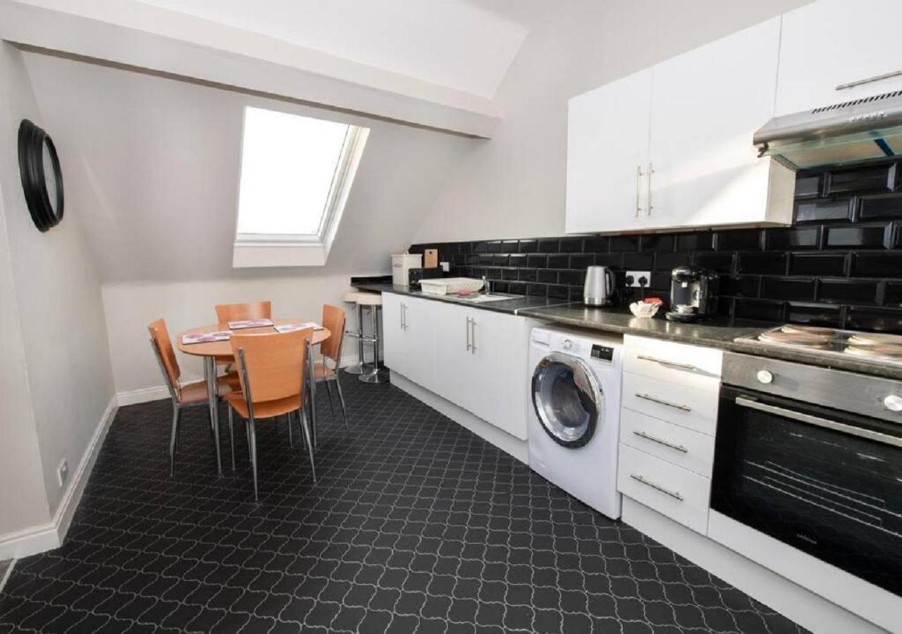 Sandmartin - Top Floor 3-Bed Apartment Sea Views & Parking Scarborough Kültér fotó
